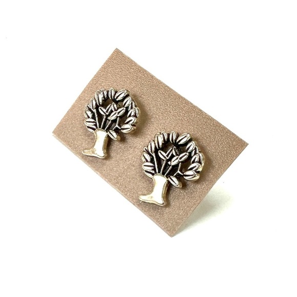 🔴 5 for $10 ONE PAIR Silver Tone Tree Shaped Stud Earrings - Picture 2 of 4